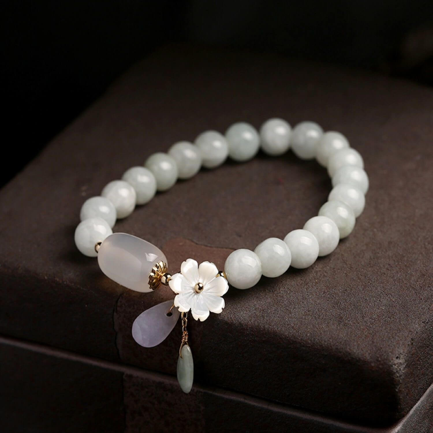 Natural Lucky Jewelry: Women's floral bracelet combining white jade, agate, and shell for positive energy and elegance.