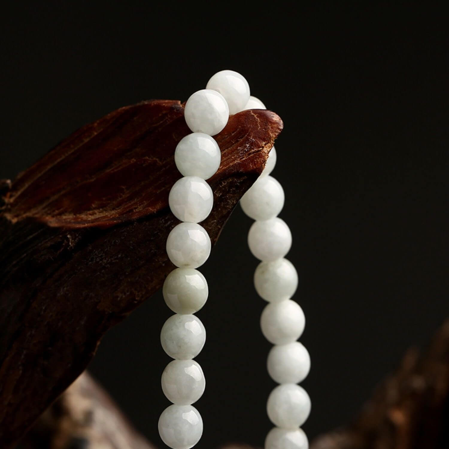 Natural Lucky Jewelry: Women's floral bracelet combining white jade, agate, and shell for positive energy and elegance.