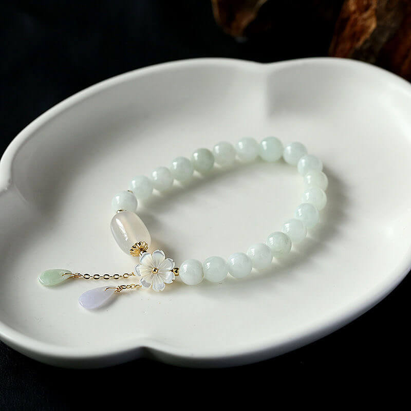 Natural Lucky Jewelry: Women's floral bracelet combining white jade, agate, and shell for positive energy and elegance.