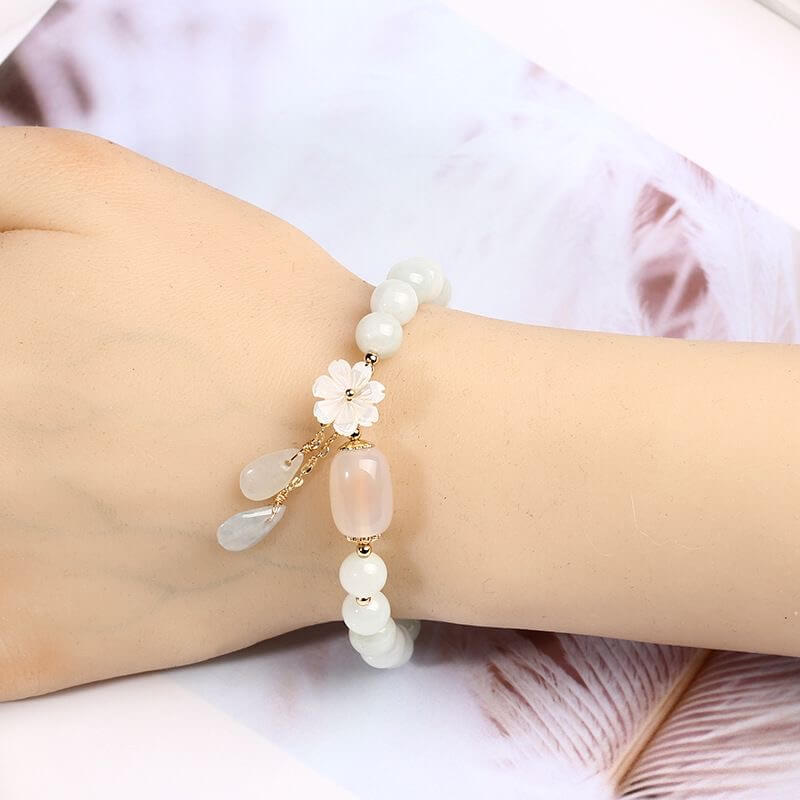 Natural Lucky Jewelry: Women's floral bracelet combining white jade, agate, and shell for positive energy and elegance.